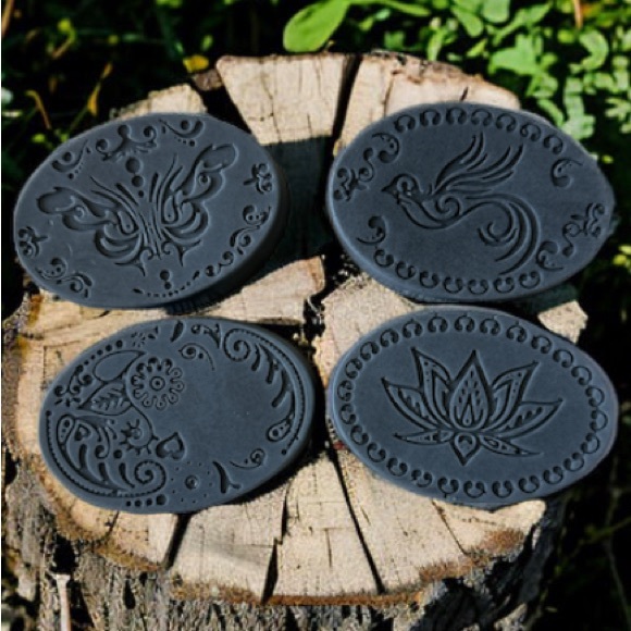 Hand Crafted Loofah Charcoal Soap - Eucalyptus and vanilla - Picture 7 of 7